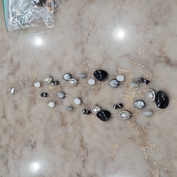 Lia Sophia Long Necklace - Picture 1 of 3